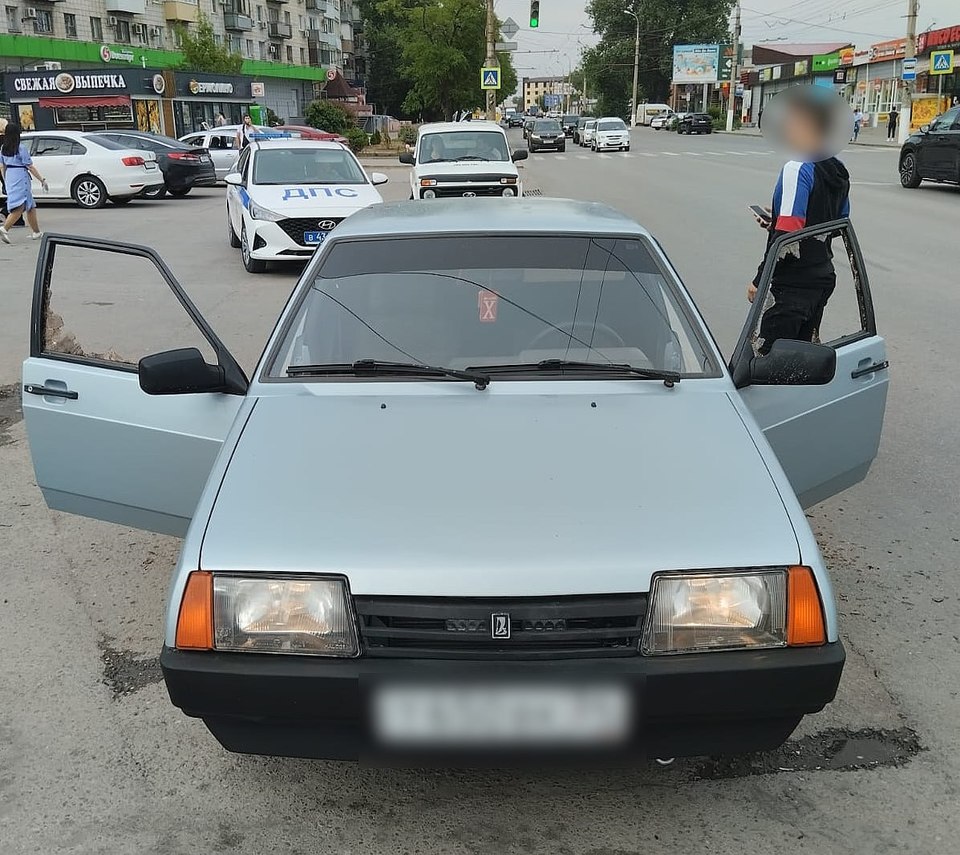 В Волгограде водитель разбил стекла в автомобиле, чтобы избавиться от  тонировки